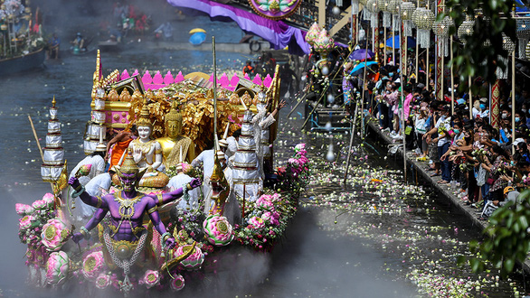 Người dân tham gia lễ hội hoa sen ở tỉnh Samut Prakan, miền trung Thái Lan hôm 1-10