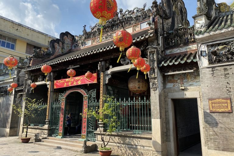 Kiến trúc chùa cổ với mái ngói cong truyền thống