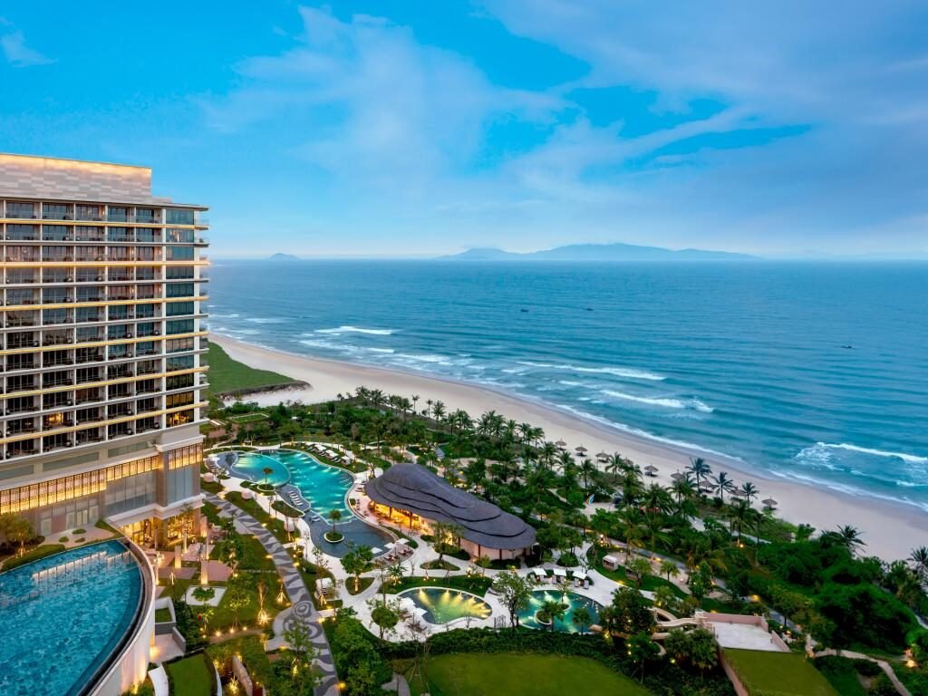 Hồ bơi resort nhìn ra biển