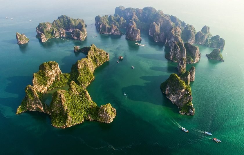 Vịnh Hạ Long nhìn từ trên cao với những đảo đá vôi