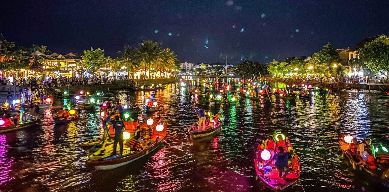 Phố cổ Hội An về đêm rực rỡ đèn lồng